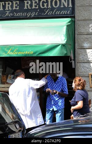 Milan, Khaby lame déjeuner dans le centre avec des amis Khaby lame, né à Khabane lame, 21 ans d'origine sénégalaise et résidant en Italie, Est devenu célèbre avec ses courts sketch comique et il y a quelques jours, il est devenu le deuxième plus influent compte TIK TOK. Célèbre dans le monde avec plus de 50 MILLIONS d'adeptes, dépassant les déjà connus Chiara Ferragni et Gianluca Vacchi également sur INSTAGRAM. À l'heure actuelle à la 1ère place des influenceurs du monde sur TIK TOK, il y a CHARLI d'AMELIO qui a voulu féliciter KHABY LAME pour le résultat obtenu. Dans les photos Khaby lame et certains de ses amis, Banque D'Images