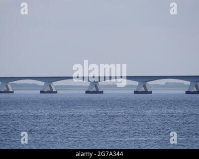 Partie d'un long pont dans les fleuves Rhin, le delta de Maas aux pays-Bas, appelé Zeelandbrug, près de la petite ville de Colijnsplaat sur l'île de Bevela Banque D'Images