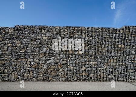 Allemagne, Bavière, ligne de propriété, mur de gabion avec des pierres à gravats Banque D'Images