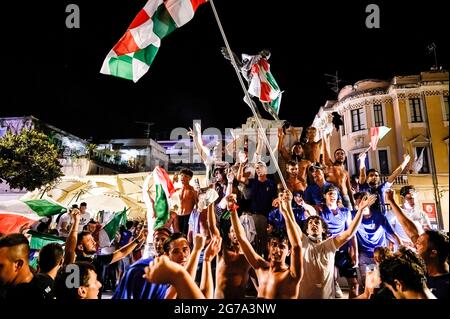 Tropea, Italie. 11 juillet 2021. Les fans italiens jubilants célèbrent la victoire après que l'Italie ait battu l'Angleterre pour remporter les championnats de football Euro 2020 lors d'une finale au stade Wembley à Londres. L'Italie a battu l'Angleterre 3-2 dans une fusillade de pénalité après un tirage de 1-1. Crédit : SOPA Images Limited/Alamy Live News Banque D'Images