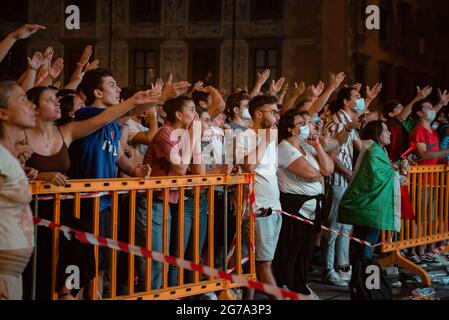 Pise, Italie. 11 juillet 2021. Les fans de football réagissent en regardant les finales de l'UEFA EURO 2020 entre l'Italie et l'Angleterre. L'Italie a battu l'Angleterre 3-2 dans une fusillade de pénalité après un tirage de 1-1. Crédit : SOPA Images Limited/Alamy Live News Banque D'Images