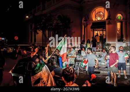 Tropea, Italie. 12 juillet 2021. Les fans italiens jubilants célèbrent la victoire après que l'Italie ait battu l'Angleterre pour remporter les championnats de football Euro 2020 lors d'une finale au stade Wembley à Londres. L'Italie a battu l'Angleterre 3-2 dans une fusillade de pénalité après un tirage de 1-1. Crédit : SOPA Images Limited/Alamy Live News Banque D'Images