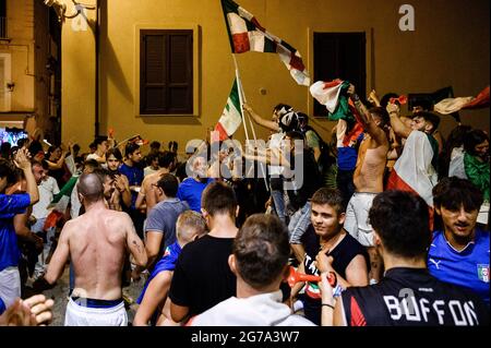 Tropea, Italie. 11 juillet 2021. Les fans italiens jubilants célèbrent la victoire après que l'Italie ait battu l'Angleterre pour remporter les championnats de football Euro 2020 lors d'une finale au stade Wembley à Londres. L'Italie a battu l'Angleterre 3-2 dans une fusillade de pénalité après un tirage de 1-1. Crédit : SOPA Images Limited/Alamy Live News Banque D'Images