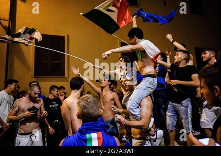 Tropea, Italie. 11 juillet 2021. Les fans italiens jubilants célèbrent la victoire après que l'Italie ait battu l'Angleterre pour remporter les championnats de football Euro 2020 lors d'une finale au stade Wembley à Londres. L'Italie a battu l'Angleterre 3-2 dans une fusillade de pénalité après un tirage de 1-1. Crédit : SOPA Images Limited/Alamy Live News Banque D'Images