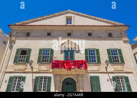 Balcon décoré de rouge, CAN Mercadal, bibliothèque municipale, Biblioteca Central insular, Placa de la Conquesta, Mahon, Mao, Minorque, Espagne, Europe Banque D'Images