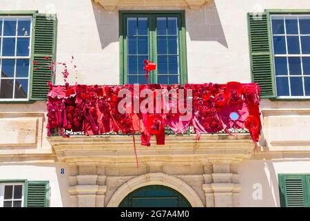 Balcon décoré de rouge, CAN Mercadal, bibliothèque municipale, Biblioteca Central insular, Placa de la Conquesta, Mahon, Mao, Minorque, Espagne, Europe Banque D'Images