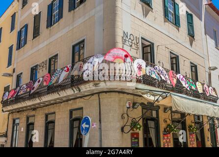 Maison d'angle avec balcon décorée avec des ventilateurs, vieille ville, Mahon, Mao, Minorque, Espagne, Europe Banque D'Images