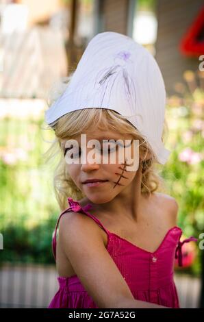 jolie petite fille blonde avec peinture de visage Banque D'Images