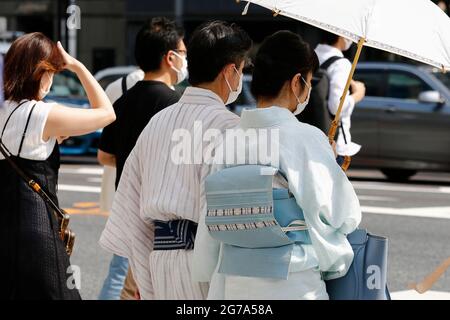 Les personnes sous le soleil brûlant continuent de porter des masques au milieu de la pandémie du coronavirus à Tokyo le 11 juillet 2021, au Japon. Les températures ont augmenté aujourd'hui à 31 degrés Celsius par temps chaud. Sous le soleil brûlant, les gens continuent d'utiliser un masque facial dans un contexte de pandémie du coronavirus (COVID-19). (Photo de Rodrigo Reyes Marin/AFLO) Banque D'Images