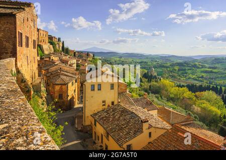 Vue panoramique sur le village médiéval italien de Montepulciano et église San Biagio en arrière-plan. Sienne, Toscane, Italie Europe. Banque D'Images