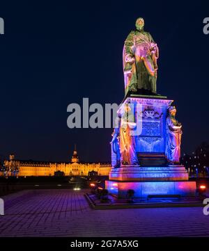 Allemagne, Bade-Wurtemberg, Karlsruhe, monument au Grand-Duc Karl Friedrich (1728-1811) en face du château. Banque D'Images