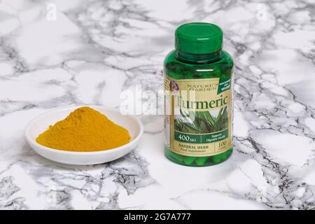 Curcuma moulu qui est utilisé pour l'aromatisant et sous forme de capsule à prendre comme supplément de santé. Banque D'Images