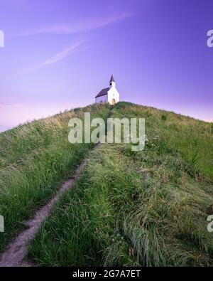 Petite église blanche au sommet de la colline, de Terp Leidsenveen la Haye, pays-Bas Banque D'Images