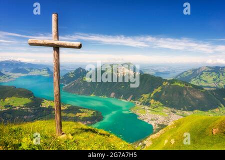 Vue panoramique depuis Fronalpstock sur le lac de Lucerne et les Alpes suisses. Banque D'Images