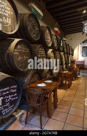 El Pimpi. Les personnes qui mangent dans un bar traditionnel espagnol, Bodegas El Pimpi, Malaga, Costa del sol, Andalousie, Espagne. Banque D'Images