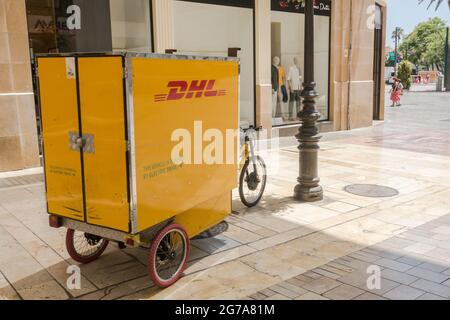 Service de livraison DHL courier, rickshaw à Malaga, Espagne Banque D'Images