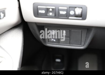 Intérieur de la Honda Accord Hybrid avec garniture Touring, avec bouton du système de capteur de stationnement, bouton d'assistance à la stabilité du véhicule et commutateur de soutien de sécurité Banque D'Images