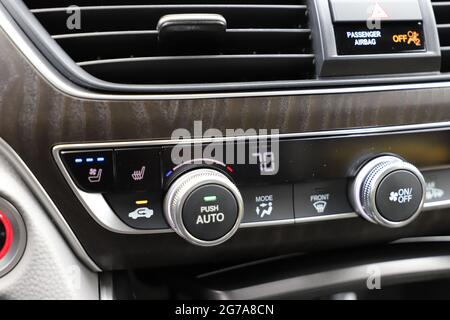 Intérieur de la Honda Accord Hybrid avec garniture Touring, avec cadran de climatiseur de 70 °F. Banque D'Images