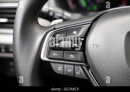 Intérieur de la Honda Accord Hybrid avec garniture Touring, côté gauche du volant en cuir noir Banque D'Images