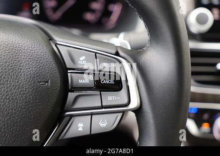 Intérieur de la Honda Accord Hybrid avec garniture Touring, côté droit du volant en cuir noir avec régulateur de vitesse adaptatif et autres Banque D'Images