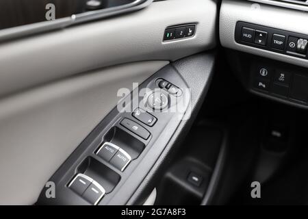 Intérieur de la Honda Accord Hybrid avec garniture Touring, avec boutons d'ouverture et de fermeture des glaces et des rétroviseurs à commande électrique Banque D'Images