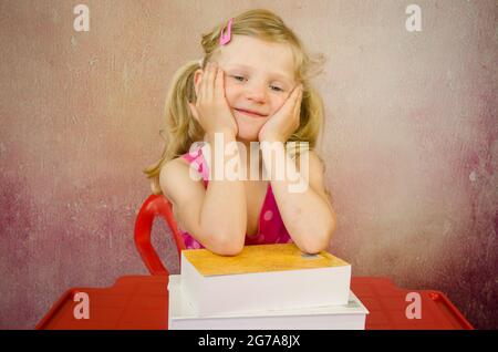 fille aux cheveux blonds et pile de livres Banque D'Images