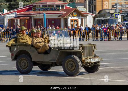 Omsk, Russie. 24 juin 2020. WILLУS МВ véhicule militaire avec des soldats se déplace dans une colonne festive. Défilé de matériel militaire en l'honneur du Vic Banque D'Images