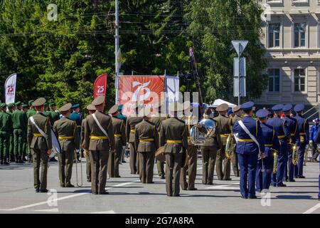 Omsk, Russie. 24 juin 2020. Un groupe militaire se prépare à commencer une marche militaire. Défilé de matériel militaire en l'honneur du jour de la victoire. CRED Banque D'Images