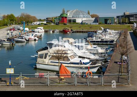 Allemagne, Oberhausen, Alt-Oberhausen, Oberhausen-Neue Mitte, région de Ruhr,Rhénanie-du-Nord, Rhénanie-du-Nord-Westphalie, Rhénanie-du-Nord-Westphalie, Heinz-Schleusser-Marina,Port de plaisance sur le canal Rhin-Herne, bateaux à moteur, derrière l'Aquapark, piscine Banque D'Images