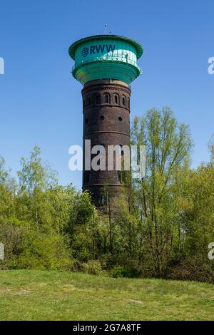 Allemagne, Oberhausen, Alt-Oberhausen, région de la Ruhr, Basse-Rhin, Rhénanie-du-Nord-Westphalie, NRW, parc sur Schlackenberg, tour d'eau appartenant autrefois à Gutehoffnungshuette GHH, aujourd'hui Buerogebaeude, route de la culture industrielle Banque D'Images