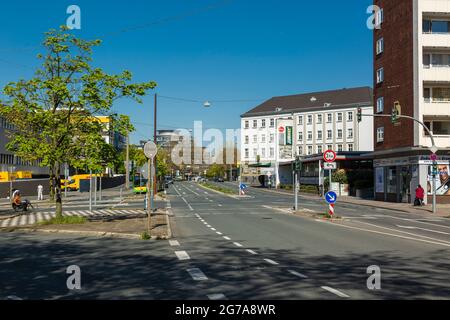 Allemagne, Oberhausen, Alt-Oberhausen, région de la Ruhr, Basse-Rhin,Rhénanie, Rhénanie-du-Nord-Westphalie, NRW, vue le long de Friedrich-Karl-Strasse vers Deutsche Post et la gare centrale et le tribunal du travail d'Oberhausen, route principale Banque D'Images