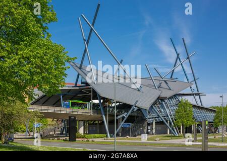 Allemagne, Oberhausen, Alt-Oberhausen, Oberhausen-Neue Mitte, région de Ruhr,Basse-Rhin, Rhénanie-du-Nord-Westphalie, NRW, gare routière au centre commercial Centro, arrêt de bus, transport local de passagers, déconstructivisme Banque D'Images