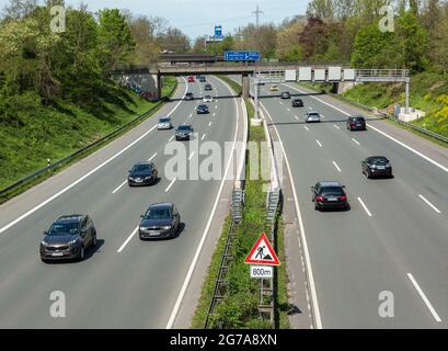 Allemagne, Oberhausen, Alt-Oberhausen, Oberhausen-Lirich, région de Ruhr,Rhénanie-du-Nord, Rhénanie-du-Nord-Westphalie, Rhénanie-du-Nord-Westphalie, circulation routière,Autoroute, circulation sur l'A3 en face de la sortie Lirich et Duisburg-Meiderich, voitures, voitures de tourisme Banque D'Images