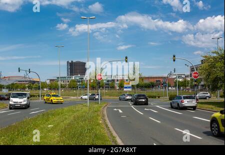 Allemagne, Oberhausen, Alt-Oberhausen, Oberhausen-Neue Mitte, région de Ruhr,Basse-Rhin, Rhénanie-du-Nord-Westphalie, NRW, intersection Essener Strasse et Osterfelder Strasse, circulation routière, voitures, derrière elle l'arène, le centre commercial Centro et le hall d'exposition Gasometer Banque D'Images