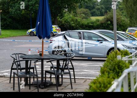 Brentwood Essex, Royaume-Uni. 12th juillet 2021. Incident de la police d'Essex à la Maison publique de Nags Head, Brentwood Essex un porte-parole de la police d'Essex a déclaré: «Nous avons été appelés peu avant 1,50pm le lundi 12 juillet, et des rapports indiquent qu'une femme et un enfant avaient été blessés à l'extérieur de la tête de Nags, dans Brook Street, Brentwood. 'Ils ont été traités sur place par des ambulanciers paramédicaux et emmenés à l'hôpital. Leurs blessures sont graves mais ne sont pas considérées comme mettant la vie en danger. Zach Hughes, 27 ans, de Romford, a été condamné à 23 ans de prison au tribunal de la Couronne de Basildon après avoir admis la tentative de meurtre. Crédit : Ian Davidson/Alay Live News Banque D'Images