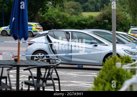 Brentwood Essex, Royaume-Uni. 12th juillet 2021. Incident de la police d'Essex à la Maison publique de Nags Head, Brentwood Essex un porte-parole de la police d'Essex a déclaré: «Nous avons été appelés peu avant 1,50pm le lundi 12 juillet, et des rapports indiquent qu'une femme et un enfant avaient été blessés à l'extérieur de la tête de Nags, dans Brook Street, Brentwood. 'Ils ont été traités sur place par des ambulanciers paramédicaux et emmenés à l'hôpital. Leurs blessures sont graves mais ne sont pas considérées comme mettant la vie en danger. Zach Hughes, 27 ans, de Romford, a été condamné à 23 ans de prison au tribunal de la Couronne de Basildon après avoir admis la tentative de meurtre. Crédit : Ian Davidson/Alay Live News Banque D'Images