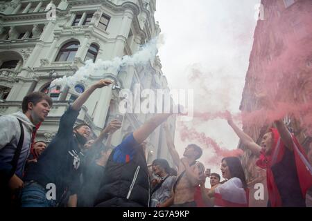 Les fans de l'Angleterre qui tiennent des fusées éclairantes avant l'Euro 2020 final Angleterre contre l'Italie Banque D'Images