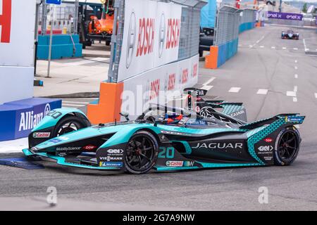 NEW YORK, NY - JUILLET 11 : Mitch Evans (voiture no 20) de Jaguar Racing conduit lors de la qualification et du Super Pôle pour le Championnat ABB FIA de Formule E, New York City E-Prix Round 11, le 11 juillet 2021 dans le quartier de Brooklyn de New York. Crédit : Ron Adar/Alay Live News Banque D'Images