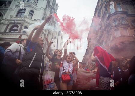 Les fans de l'Angleterre qui tiennent des fusées éclairantes avant l'Euro 2020 final Angleterre contre l'Italie Banque D'Images