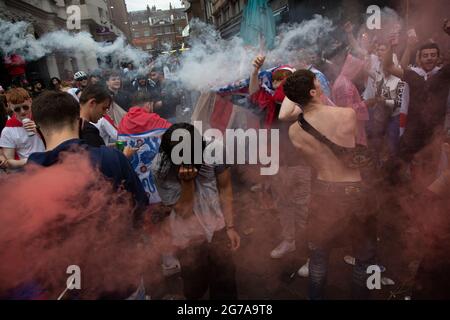 Les fans de l'Angleterre qui tiennent des fusées éclairantes avant l'Euro 2020 final Angleterre contre l'Italie Banque D'Images