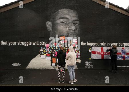 Messages de soutien placés au-dessus des sacs de poubelle qui ont été collés sur des textes offensants sur la fresque de l'attaquant de Manchester United et du joueur d'Angleterre Marcus Rashford sur le mur du Coffee House Cafe sur Copson Street, Withington, Qui semblait vandalisé le matin après que l'équipe de football d'Angleterre a perdu la finale de l'UEFA Euro 2021. Date de la photo: Lundi 12 juillet 2021. Banque D'Images