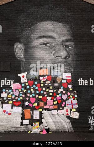 Messages de soutien placés au-dessus des sacs de poubelle qui ont été collés sur des textes offensants sur la fresque de l'attaquant de Manchester United et du joueur d'Angleterre Marcus Rashford sur le mur du Coffee House Cafe sur Copson Street, Withington, Qui semblait vandalisé le matin après que l'équipe de football d'Angleterre a perdu la finale de l'UEFA Euro 2021. Date de la photo: Lundi 12 juillet 2021. Banque D'Images