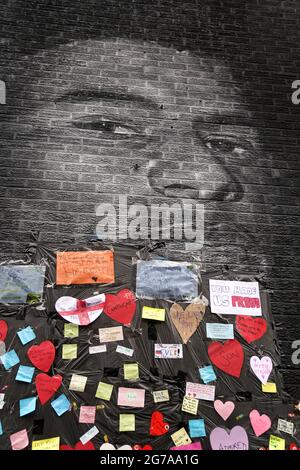 Messages de soutien placés au-dessus des sacs de poubelle qui ont été collés sur des textes offensants sur la fresque de l'attaquant de Manchester United et du joueur d'Angleterre Marcus Rashford sur le mur du Coffee House Cafe sur Copson Street, Withington, Qui semblait vandalisé le matin après que l'équipe de football d'Angleterre a perdu la finale de l'UEFA Euro 2021. Date de la photo: Lundi 12 juillet 2021. Banque D'Images