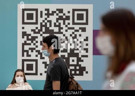 Moscou, Russie. 12 juillet, 2021 personnes attendent en ligne au centre de vaccination dans le contexte d'un code QR à Moscou, en Russie. Après avoir reçu la deuxième composante du vaccin, les gens reçoivent un code QR qui donne accès aux espaces publics de la ville Banque D'Images