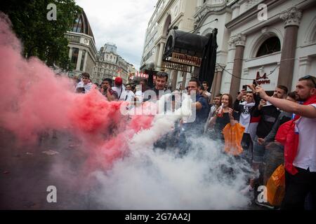 Les fans de l'Angleterre qui tiennent des fusées éclairantes avant l'Euro 2020 final Angleterre contre l'Italie Banque D'Images