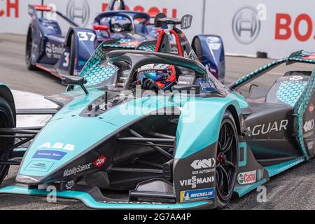 NEW YORK, NY - JUILLET 11 : Mitch Evans (voiture no 20) de Jaguar Racing conduit pendant le Championnat ABB FIA de Formule E, New York City E-Prix Round 11, le 11 juillet 2021 dans le quartier de Brooklyn à New York. Crédit : Ron Adar/Alay Live News Banque D'Images