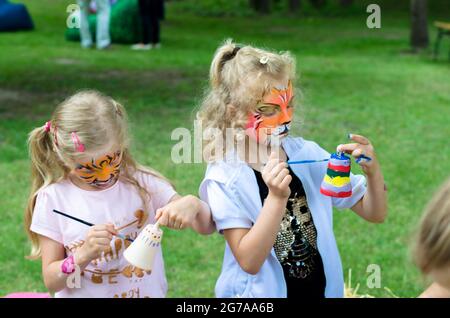 petits enfants colorant un artisanat de céramique Banque D'Images