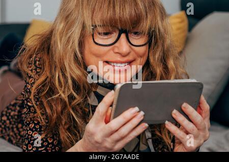 femme sourde à la maison regardant le téléphone mobile Banque D'Images