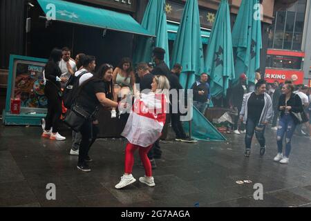 Une jeune femme a drapé dans un drapeau d'Angleterre devant l'Euro 2020 final Angleterre contre l'Italie. Banque D'Images