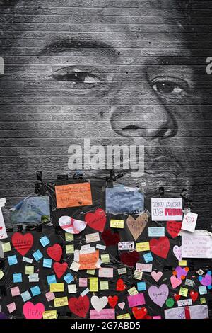 Messages de soutien placés au-dessus des sacs de poubelle qui ont été collés sur des textes offensants sur la fresque de l'attaquant de Manchester United et du joueur d'Angleterre Marcus Rashford sur le mur du Coffee House Cafe sur Copson Street, Withington, Qui semblait vandalisé le matin après que l'équipe de football d'Angleterre a perdu la finale de l'UEFA Euro 2021. Date de la photo: Lundi 12 juillet 2021. Banque D'Images